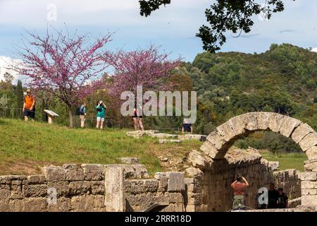 230424 -- ATHEN, 24. April 2023 -- Touristen besuchen die archäologische Stätte von Olympia im antiken Olympia auf der Halbinsel Peloponnes in Griechenland, 21. April 2023. GRIECHENLAND-ANTIKE OLYMPIA-ARCHÄOLOGISCHE STÄTTE-TOURISMUS MARIOSXLOLOS PUBLICATIONXNOTXINXCHN Stockfoto