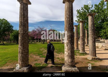 230424 -- ATHEN, 24. April 2023 -- Ein Tourist besucht die archäologische Stätte von Olympia im antiken Olympia auf der Halbinsel Peloponnes in Griechenland, 21. April 2023. GRIECHENLAND-ANTIKE OLYMPIA-ARCHÄOLOGISCHE STÄTTE-TOURISMUS MARIOSXLOLOS PUBLICATIONXNOTXINXCHN Stockfoto