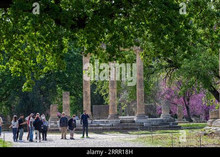 230424 -- ATHEN, 24. April 2023 -- Touristen besuchen die archäologische Stätte von Olympia im antiken Olympia auf der Halbinsel Peloponnes in Griechenland, 21. April 2023. GRIECHENLAND-ANTIKE OLYMPIA-ARCHÄOLOGISCHE STÄTTE-TOURISMUS MARIOSXLOLOS PUBLICATIONXNOTXINXCHN Stockfoto