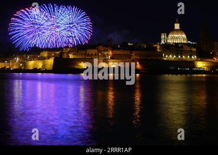 230424 -- VALLETTA, 24. April 2023 -- das Foto, das am 24. April 2023 in Sliema aufgenommen wurde, zeigt ein Feuerwerk, das während des Malta International Fireworks Festival in Valletta, Malta, explodiert. Das jährliche Feuerwerkfestival begann am Montag und dauert bis April 30. Foto von /Xinhua MALTA-VALLETTA-FIREWORKS FESTIVAL JonathanxBorg PUBLICATIONxNOTxINxCHN Stockfoto