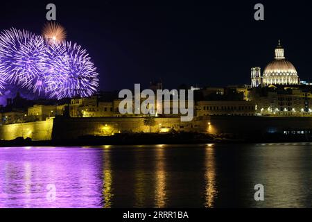 230424 -- VALLETTA, 24. April 2023 -- das Foto, das am 24. April 2023 in Sliema aufgenommen wurde, zeigt ein Feuerwerk, das während des Malta International Fireworks Festival in Valletta, Malta, explodiert. Das jährliche Feuerwerkfestival begann am Montag und dauert bis April 30. Foto von /Xinhua MALTA-VALLETTA-FIREWORKS FESTIVAL JonathanxBorg PUBLICATIONxNOTxINxCHN Stockfoto