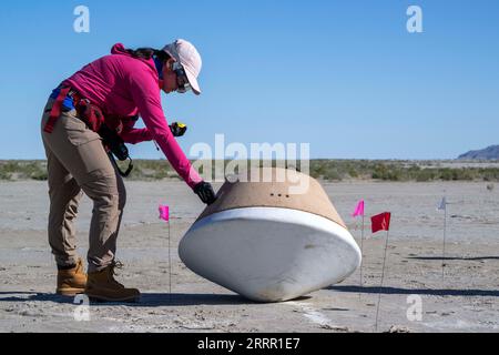 Dugway, Utah, USA. 29. August 2023. Bergeteams nehmen an Feldproben Teil, um die Rückkehrkapsel von der OSIRIS-REX-Mission der NASA am Dienstag, den 29. August 2023, in der Utah Test and Training Range des Verteidigungsministeriums zu finden. Die Probe wurde im Oktober 2020 von der NASA-Raumsonde OSIRIS-REX vom Asteroiden Bennu entnommen und wird am 24. September auf der Utah Test and Training Range landen. (Bild: © Keegan Barber/NASA/ZUMA Press Wire) NUR REDAKTIONELLE VERWENDUNG! Nicht für kommerzielle ZWECKE! Stockfoto