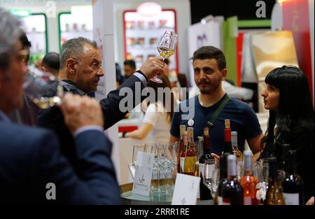 230425 -- BEIRUT, 25. April 2023 -- die Leute schmecken Drinks im HORECA Lebanon in Beirut, Libanon, am 25. April 2023. Rund 160 libanesische und internationale Aussteller besuchten die HORECA Lebanon, eine jährliche Fachmesse für das Gastgewerbe, die am Dienstag hier ihren Auftakt fand. LIBANON-BEIRUT-HORECA-MESSE BilalxJawich PUBLICATIONxNOTxINxCHN Stockfoto