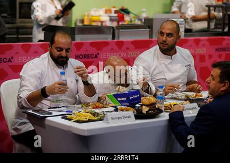 230425 -- BEIRUT, 25. April 2023 -- Mitglieder eines Verkostungsausschusses probieren Essen im HORECA Lebanon in Beirut, Libanon, am 25. April 2023. Rund 160 libanesische und internationale Aussteller besuchten die HORECA Lebanon, eine jährliche Fachmesse für das Gastgewerbe, die am Dienstag hier ihren Auftakt fand. LIBANON-BEIRUT-HORECA-MESSE BilalxJawich PUBLICATIONxNOTxINxCHN Stockfoto