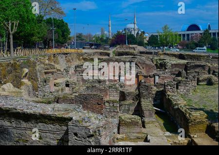 230426 -- ISTANBUL, 26. April 2023 -- dieses Foto, das am 19. April 2023 aufgenommen wurde, zeigt die Überreste der Kirche St. Polyeuctus vor dem Hintergrund der urbanen Landschaft des Stadtviertels Sarachane in Istanbul, T¹rkiye. Die Überreste einer byzantinischen Kirche befinden sich in Istanbuls historischem Viertel, in dem die Bewohner ihren Müll ablegten und Obdachlose bis vor kurzem schliefen. Aber jetzt wird ein neuer Archäologiepark mit dem Ziel gebaut, die Kirche St. zu beleben Polyeuctus, der vor fast einem Jahrtausend unter der Zersiedelung der Städte verschwunden war. ZUM MITNEHMEN: Archäologiepark gibt Stockfoto