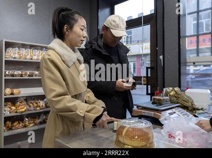 230426 -- TACHENG, 26. April 2023 -- Kunden kaufen Tacheng Käsebrot in einem Geschäft in Tacheng, Nordwestchinas autonome Region Xinjiang Uygur, 1. April 2023. Die kleine Stadt Tacheng liegt an der Grenze von China und Kasachstan und beherbergt Menschen von 25 ethnischen Gruppen. Wang Huipeng und seine Frau eröffneten hier 2016 eine Bäckerei. Jetzt hat sich die Bäckerei zu einer kleinen Lebensmittelfabrik namens Jiangqu mit Mitarbeitern aus 9 verschiedenen ethnischen Gruppen entwickelt. Viele ihrer Produkte sind lokale Favoriten, unter denen ihr charakteristisches Tacheng-Käsebrot immer mehr Aufmerksamkeit erregt und sehr stark geworden ist Stockfoto