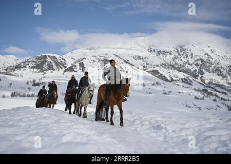 230427 -- HEMU, 27. April 2023 -- Suka Front inspiziert die Route den Berg hinauf mit Mitgliedern einer Pferdemannschaft im HEMU Dorf Kanas, nordwestchinesische Autonome Region Xinjiang Uygur, 30. März 2023. Das HEMU Village liegt am malerischen Ort Kanas am Ausgangspunkt der G219 National Highway. Suka, die Parteisekretärin des Dorfes, führt die Einheimischen auf die Reise zur ländlichen Revitalisierung. Die Teilnahme an der Pferdemannschaft ist eine wichtige Einkommensquelle für die Dorfbewohner. Jedes Mitglied kann zwei Pferde zum Team nehmen, um Dienstleistungen für Touristen zu erbringen. Derzeit sind 68 der Teammitglieder mit dem Achselzucken behaftet Stockfoto