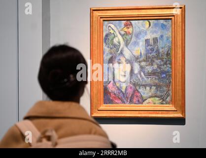 230427 -- PEKING, 27. April 2023 -- dieses Foto, das am 26. April 2023 aufgenommen wurde, zeigt ein Selbstporträt von Marc Chagall im Selbstporträt der Meisterwerke aus den Uffizien-Galerien im Nationalmuseum von China in Peking, der Hauptstadt Chinas. Die Meisterwerke des Selbstporträts aus den Uffizien-Galerien wurden am Donnerstag im chinesischen Nationalmuseum in Peking für die Öffentlichkeit geöffnet und dauern bis zum 10. September. CHINA-PEKING-UFFIZIEN GALERIEN SAMMLUNGEN-ÖFFENTLICHER AUFTRITT CN JINXLIANGKUAI PUBLICATIONXNOTXINXCHN Stockfoto