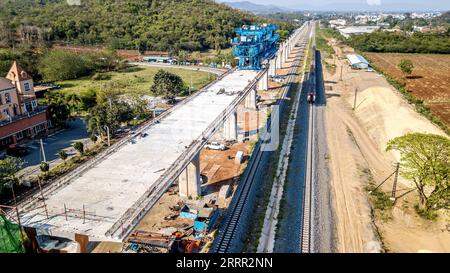 230428 -- BANGKOK, 28. April 2023 -- dieses Luftbild vom 23. Februar 2023 zeigt eine Baustelle der China-Thailand-Eisenbahn in der Provinz Nakhon Ratchasima, Thailand. Pannaros Boonserm, 33, ist ein Übersetzer in einer Aufsichtsgesellschaft für den ersten Abschnitt des Eisenbahnprojekts China-Thailand. Die China-Thailand-Eisenbahn, ein wichtiger Teil des transasiatischen Eisenbahnnetzes, wird Thailands erste normalspurige Hochgeschwindigkeitsbahn sein. Der erste Abschnitt, der die thailändische Hauptstadt Bangkok mit der Provinz Nakhon Ratchasima verbindet, in der Pannaros momentan mit ihren Großeltern lebt, ist e Stockfoto