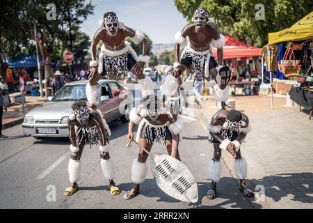 230428 -- JOHANNESBURG, 28. April 2023 -- Tänzer treten auf der Straße in Soweto, Johannesburg, Südafrika, 27. April 2023 auf. Foto von Shiraaz Mohamed/Xinhua SÜDAFRIKA-JOHANNESBURG-SOWETO-DAILY LIFE ZhangxYudong PUBLICATIONxNOTxINxCHN Stockfoto