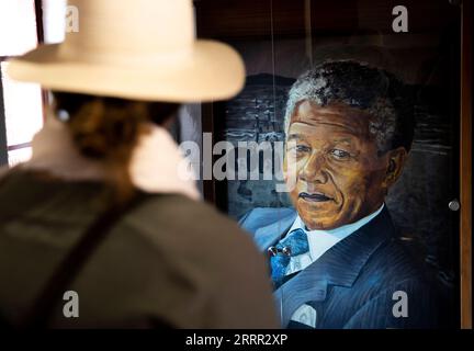 230428 -- JOHANNESBURG, 28. April 2023 -- Ein Tourist besucht das Nelson Mandela National Museum in Soweto, Johannesburg, Südafrika, 27. April 2023. SÜDAFRIKA-JOHANNESBURG-SOWETO-DAILY LIFE ZHANGXYUDONG PUBLICATIONXNOTXINXCHN Stockfoto