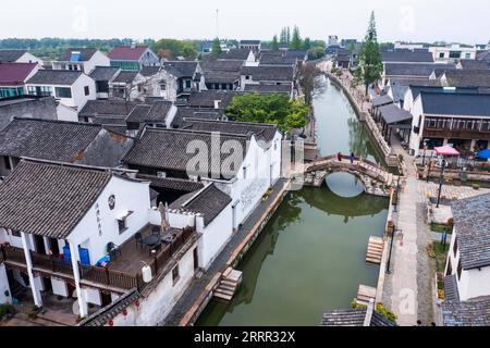 230427 -- HANGZHOU, 27. April 2023 -- dieses Luftbild, das am 11. April 2023 aufgenommen wurde, zeigt das Dorf Yigao im Bezirk Wuxing der Stadt Huzhou, ostchinesische Provinz Zhejiang. China hat insgesamt 8.155 traditionelle Dörfer in seine staatliche Schutzliste aufgenommen, um die jahrtausendealte landwirtschaftliche Zivilisation des Landes zu erhalten, wie offizielle Daten zeigen. Zhejiang gehört zu den führenden Akteuren im ländlichen Leben des Landes, wobei große Anstrengungen unternommen werden, um die natürliche Umwelt und die traditionelle Kultur zu schützen. ZHEJIANGPICTORIALCHINA-ZHEJIANG-TRADITIONELLER DORFSCHUTZ CN XUXYU PUB Stockfoto
