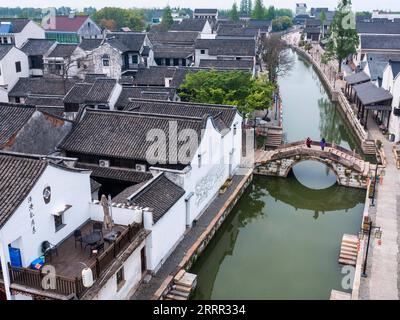 230427 -- HANGZHOU, 27. April 2023 -- dieses Luftbild, das am 11. April 2023 aufgenommen wurde, zeigt das Dorf Yigao im Bezirk Wuxing der Stadt Huzhou, ostchinesische Provinz Zhejiang. China hat insgesamt 8.155 traditionelle Dörfer in seine staatliche Schutzliste aufgenommen, um die jahrtausendealte landwirtschaftliche Zivilisation des Landes zu erhalten, wie offizielle Daten zeigen. Zhejiang gehört zu den führenden Akteuren im ländlichen Leben des Landes, wobei große Anstrengungen unternommen werden, um die natürliche Umwelt und die traditionelle Kultur zu schützen. ZHEJIANGPICTORIALCHINA-ZHEJIANG-TRADITIONELLER DORFSCHUTZ CN XUXYU PUB Stockfoto
