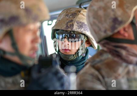 230429 -- KHUNJERAB, 29. April 2023 -- Gao Guanghui patrouilliert in einem Auto mit anderen Soldaten in Khunjerab, Nordwestchinas Autonome Region Xinjiang Uygur, 14. April 2023. Gao Guanghui, ein Rekrut, der gerade sieben Monate der Armee beigetreten war, war schockiert, als er in den Ehrenraum des Grenzverteidigungsregiments in Khunjerab, nordwestchinesische Autonome Region Xinjiang Uygur, trat. Das Regiment basiert auf den Pamirs und bewacht die chinesisch-pakistanische Grenze und den Hafen von Khunjerab. Mit einer durchschnittlichen Höhe von 4.700 Metern ist der Ort eine verbotene Zone für viele Menschen, da die Temperatur hier auf AS sinken kann Stockfoto