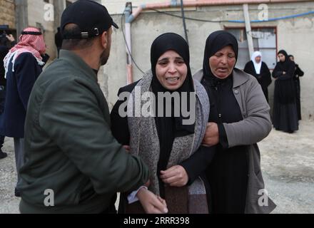 230429 -- BETHLEHEM, 29. April 2023 -- Verwandte des palästinensischen Teenagers Omran Al-Sabbah trauern während seiner Beerdigung im Dorf Tuqu nahe der Westjordstadt Bethlehem, 29. April 2023. Ein palästinensischer Jugendlicher wurde am Freitag von israelischen Soldaten bei Zusammenstößen im Dorf Tuqu nahe der Westbank-Stadt Bethlehem getötet, sagten palästinensische und israelische Quellen. Foto von /Xinhua MIDEAST-BETHLEHEM-FUNERAL MamounxWazwaz PUBLICATIONxNOTxINxCHN Stockfoto