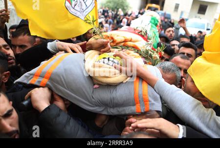 230429 -- BETHLEHEM, 29. April 2023 -- Trauernde tragen die Leiche des palästinensischen Jugendlichen Omran Al-Sabbah während seiner Beerdigung im Dorf Tuqu nahe der Westjordstadt Bethlehem, 29. April 2023. Ein palästinensischer Jugendlicher wurde am Freitag von israelischen Soldaten bei Zusammenstößen im Dorf Tuqu nahe der Westbank-Stadt Bethlehem getötet, sagten palästinensische und israelische Quellen. Foto von /Xinhua MIDEAST-BETHLEHEM-FUNERAL MamounxWazwaz PUBLICATIONxNOTxINxCHN Stockfoto