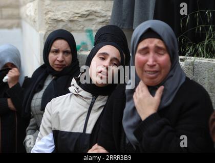 230429 -- BETHLEHEM, 29. April 2023 -- Verwandte des palästinensischen Teenagers Omran Al-Sabbah trauern während seiner Beerdigung im Dorf Tuqu nahe der Westjordstadt Bethlehem, 29. April 2023. Ein palästinensischer Jugendlicher wurde am Freitag von israelischen Soldaten bei Zusammenstößen im Dorf Tuqu nahe der Westbank-Stadt Bethlehem getötet, sagten palästinensische und israelische Quellen. Foto von /Xinhua MIDEAST-BETHLEHEM-FUNERAL MamounxWazwaz PUBLICATIONxNOTxINxCHN Stockfoto