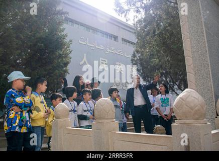 230430 -- YECHENG, 30. April 2023 -- Eniwar Emer 3rd R erzählt Geschichten über die Märtyrer auf dem Yecheng Märtyrerfriedhof in Yecheng, Nordwestchinas Autonome Region Xinjiang Uygur, 16. April 2023. Jedes Jahr im April blühen Blumen auf dem Yecheng Martyrs Cemetery in der autonomen Region Xinjiang Uygur im Nordwesten Chinas, wo 233 Märtyrer begraben wurden. Ich werde mich gut um den Friedhof kümmern, sagte der 53-jährige Eniwar Emer vor dem Grabstein seines Vaters. Eniwar ist ein Hüter der zweiten Generation für den Yecheng Martyrs Cemetery, der den Spuren seines Vaters Emer YIT folgt, der die Instandhaltung hatte Stockfoto