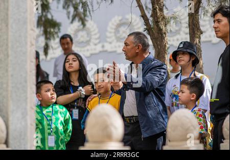 230430 -- YECHENG, 30. April 2023 -- Eniwar Emer 4th R erzählt Geschichten über die Märtyrer auf dem Yecheng Märtyrerfriedhof in Yecheng, Nordwestchinas Autonome Region Xinjiang Uygur, 16. April 2023. Jedes Jahr im April blühen Blumen auf dem Yecheng Martyrs Cemetery in der autonomen Region Xinjiang Uygur im Nordwesten Chinas, wo 233 Märtyrer begraben wurden. Ich werde mich gut um den Friedhof kümmern, sagte der 53-jährige Eniwar Emer vor dem Grabstein seines Vaters. Eniwar ist ein Hüter der zweiten Generation für den Yecheng Martyrs Cemetery, der den Spuren seines Vaters Emer YIT folgt, der die Instandhaltung hatte Stockfoto