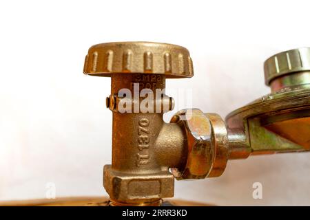 Wasserhahn für Propangasbehälter, auf weißem Hintergrund, weicher Fokus Nahaufnahme Stockfoto