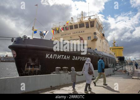 230501 -- ST. PETERSBURG, 1. Mai 2023 -- Icebreaker, der Kapitän Zarubin genannt wird, wird in St. PETERSBURG gesehen Petersburg, Russland, 29. April 2023. Das traditionelle Eisbrecher-Festival begann am Samstag. Foto: Irina Motina/Xinhua RUSSIA-ST. PETERSBURG-EISBRECHER-FESTIVAL AnxXiaomeng PUBLICATIONxNOTxINxCHN Stockfoto