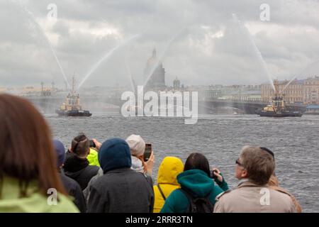 230501 -- ST. PETERSBURG, 1. Mai 2023 -- Schlepper treten in den Gewässern der Newa während des Eisbrecher-Festivals in St. PETERSBURG auf Petersburg, Russland, 30. April 2023. Das traditionelle Eisbrecher-Festival begann am Samstag. Foto: Irina Motina/Xinhua RUSSIA-ST. PETERSBURG-EISBRECHER-FESTIVAL AnxXiaomeng PUBLICATIONxNOTxINxCHN Stockfoto