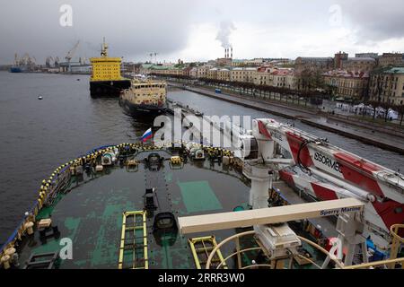 230501 -- ST. PETERSBURG, 1. Mai 2023 -- Icebreaker genannt Wladiwostok wird in St. PETERSBURG gesehen Petersburg, Russland, 29. April 2023. Das traditionelle Eisbrecher-Festival begann am Samstag. Foto: Irina Motina/Xinhua RUSSIA-ST. PETERSBURG-EISBRECHER-FESTIVAL AnxXiaomeng PUBLICATIONxNOTxINxCHN Stockfoto