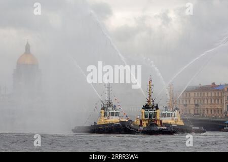 230501 -- ST. PETERSBURG, 1. Mai 2023 -- Schlepper treten in den Gewässern der Newa während des Eisbrecher-Festivals in St. PETERSBURG auf Petersburg, Russland, 30. April 2023. Das traditionelle Eisbrecher-Festival begann am Samstag. Foto: Irina Motina/Xinhua RUSSIA-ST. PETERSBURG-EISBRECHER-FESTIVAL AnxXiaomeng PUBLICATIONxNOTxINxCHN Stockfoto