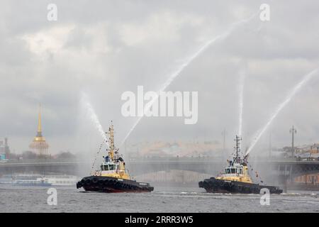 230501 -- ST. PETERSBURG, 1. Mai 2023 -- Schlepper treten in den Gewässern der Newa während des Eisbrecher-Festivals in St. PETERSBURG auf Petersburg, Russland, 30. April 2023. Das traditionelle Eisbrecher-Festival begann am Samstag. Foto: Irina Motina/Xinhua RUSSIA-ST. PETERSBURG-EISBRECHER-FESTIVAL AnxXiaomeng PUBLICATIONxNOTxINxCHN Stockfoto