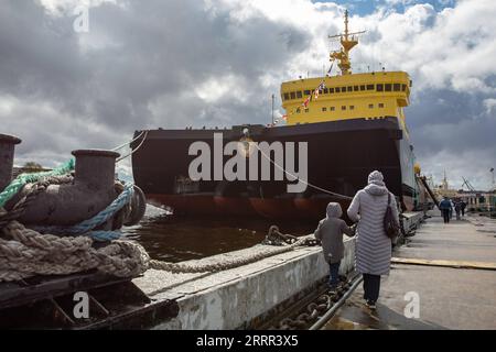 230501 -- ST. PETERSBURG, 1. Mai 2023 -- Icebreaker, der Kapitän Sorokin genannt wird, wird in St. PETERSBURG gesehen Petersburg, Russland, 29. April 2023. Das traditionelle Eisbrecher-Festival begann am Samstag. Foto: Irina Motina/Xinhua RUSSIA-ST. PETERSBURG-EISBRECHER-FESTIVAL AnxXiaomeng PUBLICATIONxNOTxINxCHN Stockfoto