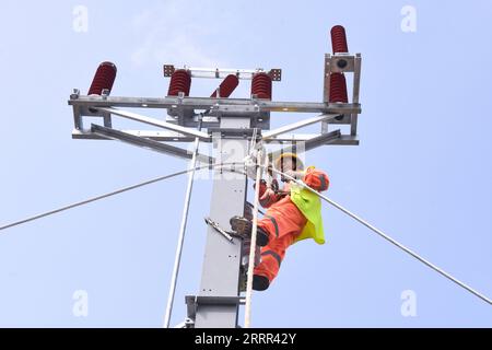 230501 -- BANDUNG, 1. Mai 2023 -- Ein Arbeiter arbeitet auf einer Baustelle der Jakarta-Bandung Hochgeschwindigkeitsbahn in Bandung, Indonesien, 30. April 2023. Die Hochgeschwindigkeitsstrecke, ein Meilenstein im Rahmen der von China vorgeschlagenen Belt and Road Initiative, verbindet die indonesische Hauptstadt Jakarta mit einer weiteren Großstadt Bandung. Mit einer planmäßigen Geschwindigkeit von 350 km/h verkürzt die Bahn die Strecke zwischen Jakarta und Bandung von über drei Stunden auf rund 40 Minuten. Foto: /Xinhua INDONESIA-JAKARTA-BANDUNG HOCHGESCHWINDIGKEITSBAHNBAU LixPeiyang PUBLICATIONxNOTxINxCHN Stockfoto