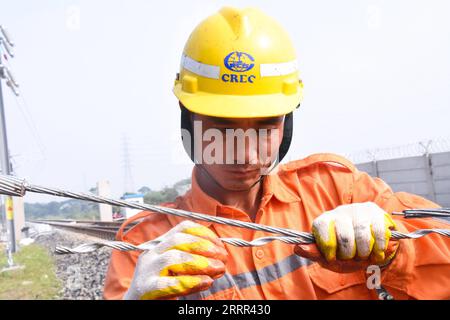 230501 -- BANDUNG, 1. Mai 2023 -- Ein Arbeiter arbeitet auf einer Baustelle der Jakarta-Bandung Hochgeschwindigkeitsbahn in Bandung, Indonesien, 30. April 2023. Die Hochgeschwindigkeitsstrecke, ein Meilenstein im Rahmen der von China vorgeschlagenen Belt and Road Initiative, verbindet die indonesische Hauptstadt Jakarta mit einer weiteren Großstadt Bandung. Mit einer planmäßigen Geschwindigkeit von 350 km/h verkürzt die Bahn die Strecke zwischen Jakarta und Bandung von über drei Stunden auf rund 40 Minuten. Foto: /Xinhua INDONESIA-JAKARTA-BANDUNG HOCHGESCHWINDIGKEITSBAHNBAU LixPeiyang PUBLICATIONxNOTxINxCHN Stockfoto