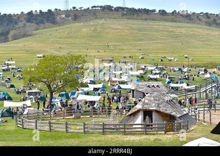 230502 -- DALIAN, 2. Mai 2023 -- Touristen Camp auf der Sanhuan Ranch Scenic Spot in Dalian, Nordostchina Provinz Liaoning, 1. Mai 2023. China erlebt während des fünftägigen Maiurlaubs in diesem Jahr einen Reiserückgang. CHINA-MAI-TAG URLAUB-KULTURTOURISMUS CN YANGXQING PUBLICATIONXNOTXINXCHN Stockfoto