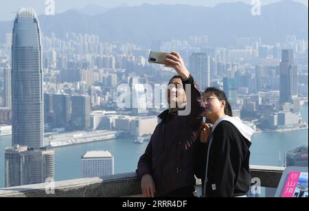 230502 -- HONG KONG, 2. Mai 2023 -- Touristen nehmen Selfies am Victoria Peak in Hong Kong, Südchina, 23. Februar 2023. Die Wirtschaft Hongkongs wuchs im ersten Quartal 2023 um 2,7 Prozent gegenüber dem Vorjahr und kehrte damit die vierviertel lange Schrumpfung im vergangenen Jahr um, wie offizielle Daten am Dienstag mitteilten. CHINA-HONGKONG-ECONOMY-Q1-GROWTH CN CHENXDUO PUBLICATIONXNOTXINXCHN Stockfoto