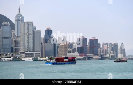 230502 -- HONG KONG, 2. Mai 2023 -- Ein Containerschiff segelte im Victoria Harbor in Hong Kong, Südchina, 30. April 2023. Die Wirtschaft Hongkongs wuchs im ersten Quartal 2023 um 2,7 Prozent gegenüber dem Vorjahr und kehrte damit die vierviertel lange Schrumpfung im vergangenen Jahr um, wie offizielle Daten am Dienstag mitteilten. CHINA-HONGKONG-ECONOMY-Q1-GROWTH CN CHENXDUO PUBLICATIONXNOTXINXCHN Stockfoto