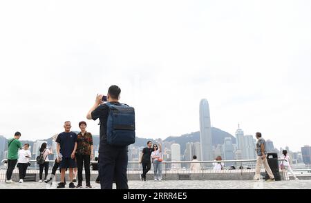 230502 -- HONGKONG, 2. Mai 2023 -- Touristen besuchen Tsim Sha Tsui in Hongkong, Südchina, 30. April 2023. Die Wirtschaft Hongkongs wuchs im ersten Quartal 2023 um 2,7 Prozent gegenüber dem Vorjahr und kehrte damit die vierviertel lange Schrumpfung im vergangenen Jahr um, wie offizielle Daten am Dienstag mitteilten. CHINA-HONGKONG-ECONOMY-Q1-GROWTH CN CHENXDUO PUBLICATIONXNOTXINXCHN Stockfoto