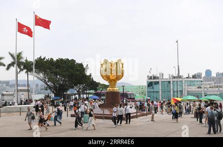 230502 -- HONG KONG, 2. Mai 2023 -- Touristen besuchen den Golden Bauhinia Square in Hong Kong, Südchina, 30. April 2023. Die Wirtschaft Hongkongs wuchs im ersten Quartal 2023 um 2,7 Prozent gegenüber dem Vorjahr und kehrte damit die vierviertel lange Schrumpfung im vergangenen Jahr um, wie offizielle Daten am Dienstag mitteilten. CHINA-HONGKONG-ECONOMY-Q1-GROWTH CN CHENXDUO PUBLICATIONXNOTXINXCHN Stockfoto