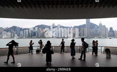 230502 -- HONGKONG, 2. Mai 2023 -- Touristen besuchen Tsim Sha Tsui in Hongkong, Südchina, 30. April 2023. Die Wirtschaft Hongkongs wuchs im ersten Quartal 2023 um 2,7 Prozent gegenüber dem Vorjahr und kehrte damit die vierviertel lange Schrumpfung im vergangenen Jahr um, wie offizielle Daten am Dienstag mitteilten. CHINA-HONGKONG-ECONOMY-Q1-GROWTH CN CHENXDUO PUBLICATIONXNOTXINXCHN Stockfoto