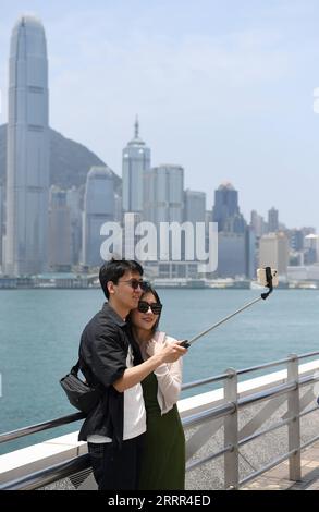230502 -- HONG KONG, 2. Mai 2023 -- Touristen nehmen Selfies im Tsim Sha Tsui in Hong Kong, Südchina, 30. April 2023. Die Wirtschaft Hongkongs wuchs im ersten Quartal 2023 um 2,7 Prozent gegenüber dem Vorjahr und kehrte damit die vierviertel lange Schrumpfung im vergangenen Jahr um, wie offizielle Daten am Dienstag mitteilten. CHINA-HONGKONG-ECONOMY-Q1-GROWTH CN CHENXDUO PUBLICATIONXNOTXINXCHN Stockfoto