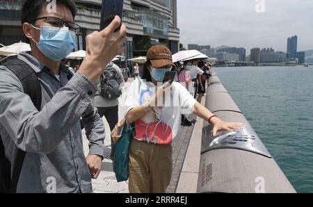 230502 -- HONG KONG, 2. Mai 2023 -- Touristen besuchen die Avenue of Stars in Hong Kong, Südchina, 30. April 2023. Die Wirtschaft Hongkongs wuchs im ersten Quartal 2023 um 2,7 Prozent gegenüber dem Vorjahr und kehrte damit die vierviertel lange Schrumpfung im vergangenen Jahr um, wie offizielle Daten am Dienstag mitteilten. CHINA-HONGKONG-ECONOMY-Q1-GROWTH CN CHENXDUO PUBLICATIONXNOTXINXCHN Stockfoto