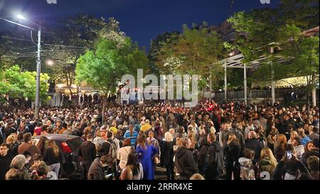 Serbien, Trauer und Anteilnahme nach Amoklauf in Belgrad 230503 -- BELGRAD, 3. Mai 2023 -- am 3. Mai 2023 versammeln sich Menschen in der Nähe eines Schulschießortes in Belgrad, Serbien. Die serbische Regierung erklärte drei Tage Trauer, nachdem ein bewaffneter Jugendlicher am Mittwochmorgen neun Menschenleben und sieben Verletzte in einer Volksschule in Belgrad erlitten hatte. Foto von /Xinhua SERBIEN-BELGRAD-SCHULE SHOOTING-TRAUER NemanjaxCabric PUBLICATIONxNOTxINxCHN Stockfoto