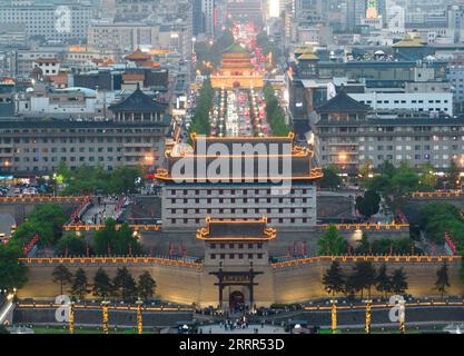 230504 -- XI AN, 4. Mai 2023 -- dieses Luftbild, aufgenommen am 25. April 2023, zeigt einen Blick auf das Yongning-Tor der alten Stadtmauer und den Glockenturm dahinter in Xi an, der nordwestlichen chinesischen Provinz Shaanxi. XI an, eine Stadt mit über 3.100 Jahren Geschichte, diente als Hauptstadt für 13 Dynastien in der chinesischen Geschichte. Es ist auch die Heimat der weltberühmten Terrakotta-Krieger, die in der Qin-Dynastie 221-207 v. Chr. geschaffen wurden. In den letzten Jahren hat die Stadt innovative Veränderungen erforscht und dem historischen und kulturellen Erbe neue Vitalität verliehen. Touristen werden mit einem immersiven kulturellen Erlebnis versorgt Stockfoto