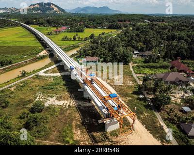 230505 -- KOTA BHARU, 5. Mai 2023 -- dieses Luftbild, das am 26. April 2023 aufgenommen wurde, zeigt eine Baustelle des East Coast Rail Link ECRL, ein großes Infrastrukturprojekt im Rahmen der Belt and Road Initiative BRI in Kelantan, Malaysia. ZU DIESEM Feature: Chinesische, malaysische Jugendliche Widmung leuchtet auf BRI East Coast Rail Link Megaprojekt MALAYSIA-KELANTAN-BRI-MEGAPROJEKT-JUGENDLICHE ZhuxWei PUBLICATIONxNOTxINxCHN Stockfoto
