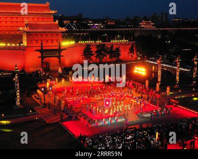 230504 -- XI AN, 4. Mai 2023 -- dieses Luftbild, das am 30. April 2023 aufgenommen wurde, zeigt Touristen, die vor dem Yongning-Tor der alten Stadtmauer in Xi an, der nordwestlichen chinesischen Provinz Shaanxi, Aufführungen beobachten. XI an, eine Stadt mit über 3.100 Jahren Geschichte, diente als Hauptstadt für 13 Dynastien in der chinesischen Geschichte. Es ist auch die Heimat der weltberühmten Terrakotta-Krieger, die in der Qin-Dynastie 221-207 v. Chr. geschaffen wurden. In den letzten Jahren hat die Stadt innovative Veränderungen erforscht und dem historischen und kulturellen Erbe neue Vitalität verliehen. Touristen werden mit einem immersiven kulturellen Exper versorgt Stockfoto