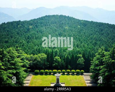 230504 -- XI AN, 4. Mai 2023 -- dieses Luftbild, aufgenommen am 26. April 2023, zeigt einen Blick auf das Mausoleum des Kaisers Qinshihuang der Qin-Dynastie in Xi an, nordwestchinesische Provinz Shaanxi. XI an, eine Stadt mit über 3.100 Jahren Geschichte, diente als Hauptstadt für 13 Dynastien in der chinesischen Geschichte. Es ist auch die Heimat der weltberühmten Terrakotta-Krieger, die in der Qin-Dynastie 221-207 v. Chr. geschaffen wurden. In den letzten Jahren hat die Stadt innovative Veränderungen erforscht und dem historischen und kulturellen Erbe neue Vitalität verliehen. Touristen erhalten ein immersives kulturelles Erlebnis durch einen Stockfoto