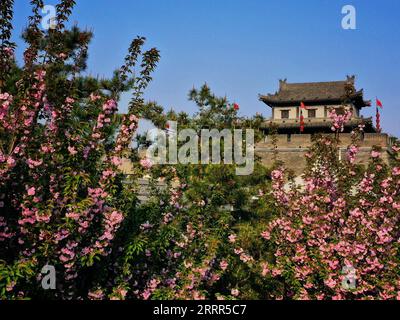 230504 -- XI AN, 4. Mai 2023 -- dieses Luftbild, das am 1. April 2023 aufgenommen wurde, zeigt die Landschaft der alten Stadtmauer mit blühenden Blumen in Xi an, der nordwestlichen chinesischen Provinz Shaanxi. XI an, eine Stadt mit über 3.100 Jahren Geschichte, diente als Hauptstadt für 13 Dynastien in der chinesischen Geschichte. Es ist auch die Heimat der weltberühmten Terrakotta-Krieger, die in der Qin-Dynastie 221-207 v. Chr. geschaffen wurden. In den letzten Jahren hat die Stadt innovative Veränderungen erforscht und dem historischen und kulturellen Erbe neue Vitalität verliehen. Touristen erhalten ein immersives kulturelles Erlebnis durch eine Mischung aus Shoppen Stockfoto