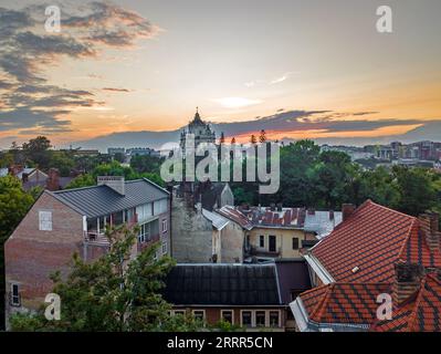 Juli 2023. Ukraine. Lviv. Dächer von Lviv. Ein unglaublich schönes Panorama bei Sonnenuntergang. Romantisches Lviv aus der Vogelperspektive. Lwiw ist das kulturelle Stockfoto