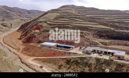 230505 -- YINCHUAN, 5. Mai 2023 -- dieses Luftbild vom 18. April 2023 zeigt die Tierärztin Bai Hua, die ihr rosafarbenes Auto auf dem Weg zu einem Bauernhaus für die Behandlung von Rindern in Guyuan, Nordwestchinas Autonome Region Ningxia Hui, fährt. Der 27-Jährige, ein erfahrener Landtierarzt, behält eine Doppelrolle als Tierarzt und Internet-Berühmtheit, die insgesamt drei Millionen Follower auf mehreren Video-Sharing- und Streaming-Plattformen wie Kuaishou, Bilibili und Douyin gewonnen hat. In ihren kurzen Videos kann Bai in schmutzigen Kuhhütten gesehen werden, aber sie bleibt schön und modisch, während sie sich ruhig um Blo kümmert Stockfoto