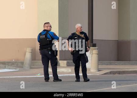 230507 -- HOUSTON, 7. Mai 2023 -- dieses Foto, das am 6. Mai 2023 aufgenommen wurde, zeigt Polizeibeamte in der Nähe des Schießplatzes der Allen Premium Outlets in Allen, einer Vorstadt von Dallas, Texas, USA. Neun Menschen wurden getötet, darunter der Schütze, und sieben weitere wurden bei einer Schießerei in einem Outlet-Einkaufszentrum am Samstagnachmittag im südzentralen US-Bundesstaat Texas verwundet, sagten die Behörden. Der Schütze, von dem die Behörden glauben, dass er allein handelte, war laut dem Collin County Sheriff's Office am Tatort tot. Foto von /Xinhua U.S.-TEXAS-DALLAS-SHOOTING TianxDan PUBLICATIONxNOTxINxCHN Stockfoto