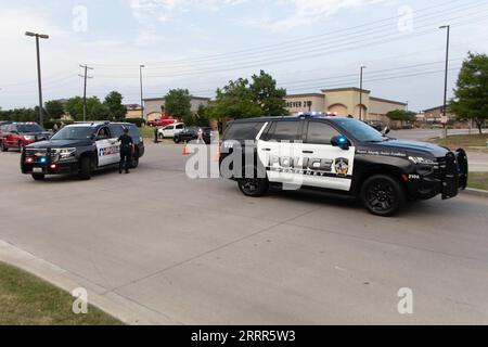 230507 -- HOUSTON, 7. Mai 2023 -- dieses Foto, das am 6. Mai 2023 aufgenommen wurde, zeigt Polizeiautos in der Nähe des Schießplatzes von Allen Premium Outlets in Allen, einer Vorstadt von Dallas, Texas, USA. Neun Menschen wurden getötet, darunter der Schütze, und sieben weitere wurden bei einer Schießerei in einem Outlet-Einkaufszentrum am Samstagnachmittag im südzentralen US-Bundesstaat Texas verwundet, sagten die Behörden. Der Schütze, von dem die Behörden glauben, dass er allein handelte, war laut dem Collin County Sheriff's Office am Tatort tot. Foto von /Xinhua U.S.-TEXAS-DALLAS-SHOOTING TianxDan PUBLICATIONxNOTxINxCHN Stockfoto